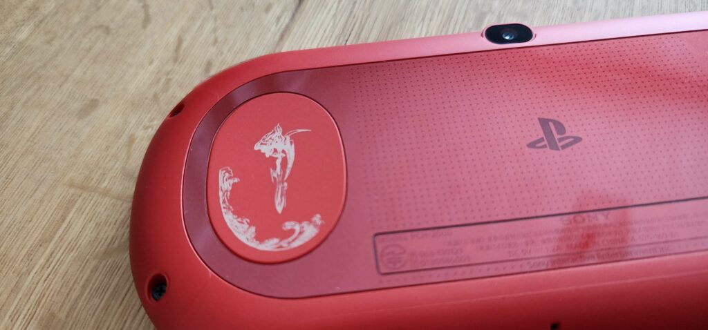 Le côté gauche arrière de la PS Vita Metallic Red SaGa: Scarlet Grace