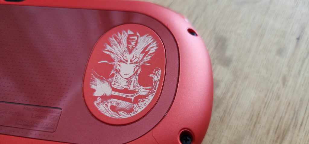 Le côté droit arrière de la PS Vita Metallic Red SaGa: Scarlet Grace